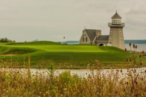 Read more about the article Enjoy the Colors and the Greens: A Guide to Fall Golf